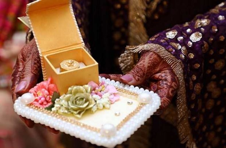 10 बेस्ट शादी गिफ्ट आइडियाज 2024 (दूल्हा, दुल्हन, लड़की के लिए)