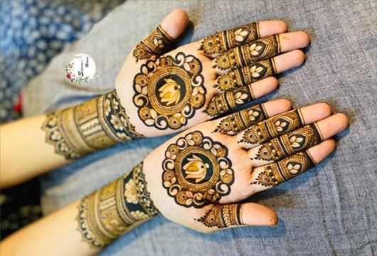 Circle Mehndi For Front Hand (1)